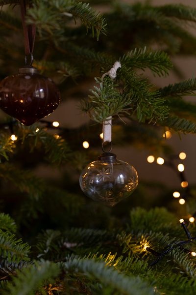Kerstbal, ui-vorm gegraveerd met sterren, glas