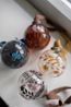 Kerstbal, beschilderd, blauw glas, bloemen, 7 cm