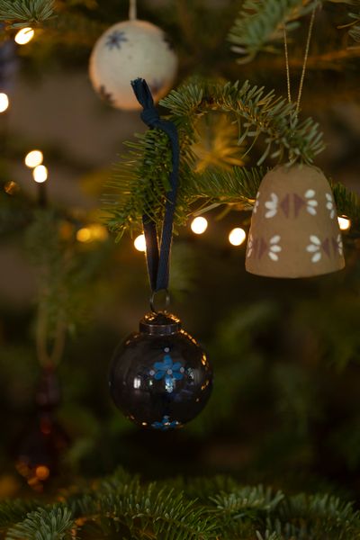 Kerstbal, beschilderd, blauw glas, bloemen, 7 cm