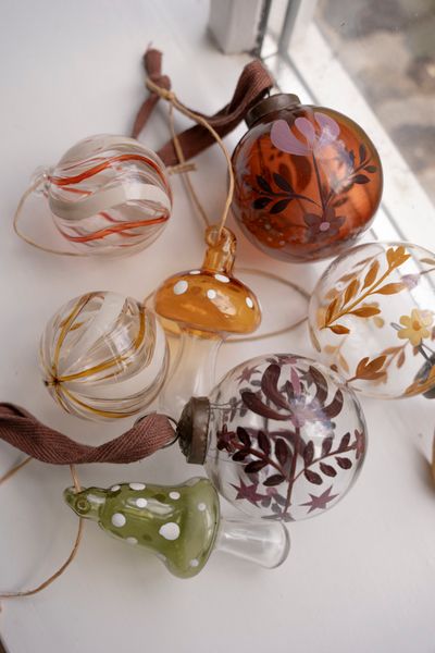 Kerstbal, beschilderd, glas, okerkleurige takjes en bloemen, Ø 7 cm