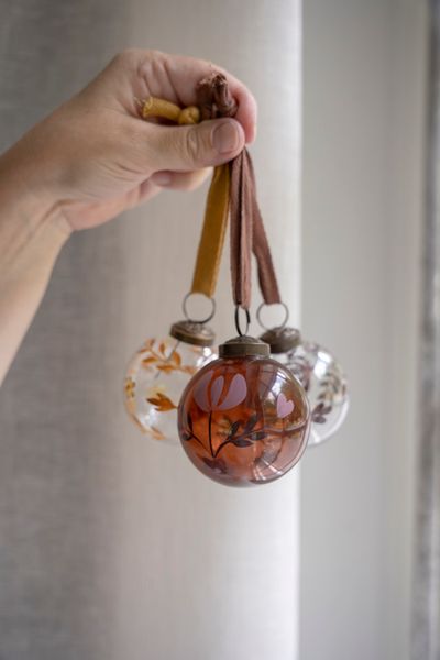 Kerstbal, beschilderd, glas, okerkleurige takjes en bloemen, Ø 7 cm