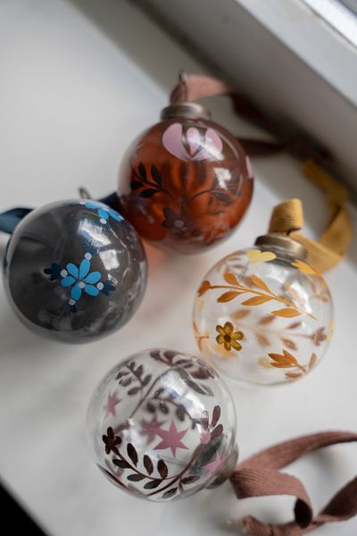 Kerstbal, beschilderd, glas, okerkleurige takjes en bloemen, Ø 7 cm
