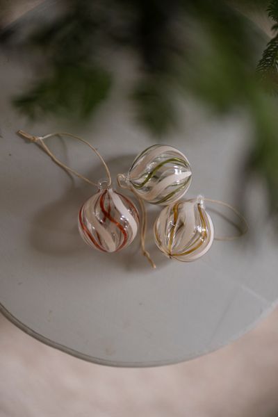 Kerstbal gedraaide streep, glas, oker/wit, 5 cm