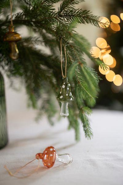 Hanger paddenstoel met stippen, glas, rood, 9 cm