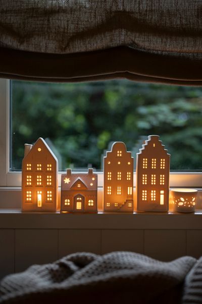 Waxinelichthouder, huisje koekeman, porselein