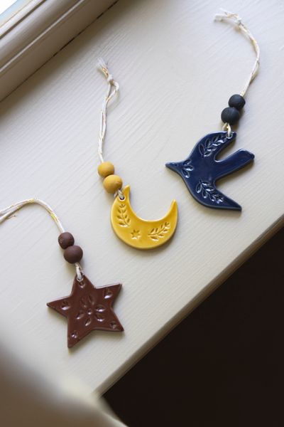 Suspension, lune, ocre, porcelaine, 4,5 cm Suspension, lune, ocre, porcelaine, 4,5 cm