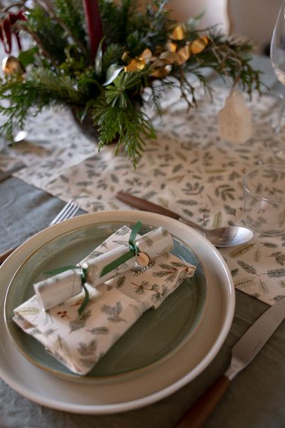 Chemin de table long, coton bio GOTS, verdure de Noël, 45 x 260 cm Chemin de table long, coton bio GOTS, verdure de Noël, 45 x 260 cm