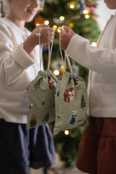 Pochon cadeau, coton bio GOTS, forêt d’hiver, 27 x 37 cm Pochon cadeau, coton bio GOTS, forêt d’hiver, 27 x 37 cm