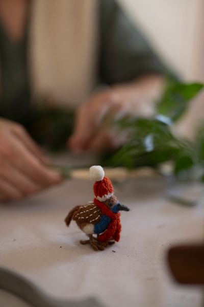 Kersthanger, vogel met muts en sjaal, vilt
