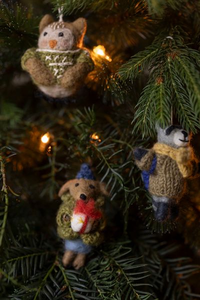 Kersthanger, wasbeer met kleintje, vilt Kersthanger, wasbeer met kleintje, vilt
