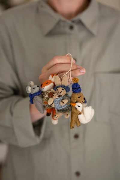 Kersthanger, knuffelende vos en muis, vilt
