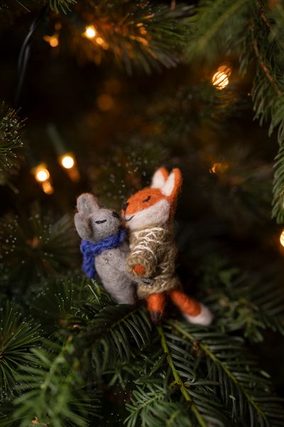 Kersthanger, knuffelende vos en muis, vilt