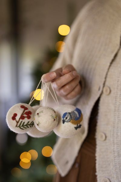 Kerstbal, rode besjes, vilt, Ø 6 cm