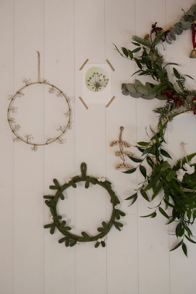 Kerstkrans met witte besjes, vilt, Ø24