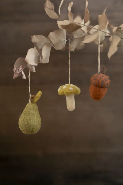 Hanger paddenstoel, vilt, groen met witte stippen Hanger paddenstoel, vilt, groen met witte stippen