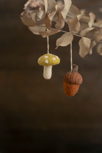 Hanger, vilt, eikeltje, bruin Hanger, vilt, eikeltje, bruin