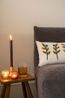 Coussin en velours, coton bio, brindilles, blanc cassé, 30 x 50 cm Coussin en velours, coton bio, brindilles, blanc cassé, 30 x 50 cm