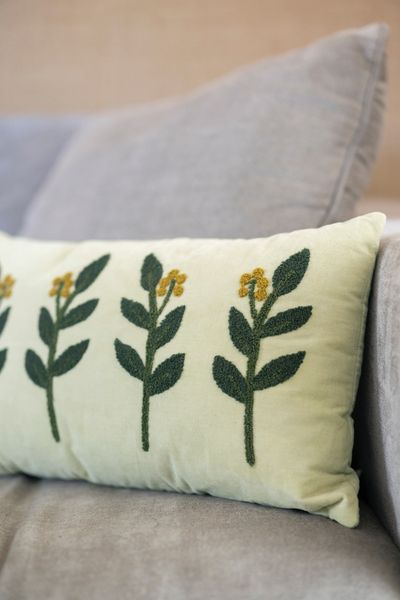 Coussin en velours, coton bio, brindilles, vert, 30 x 50 cm Coussin en velours, coton bio, brindilles, vert, 30 x 50 cm