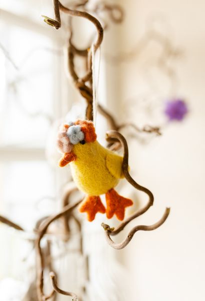 Paashanger, vilt, kuiken met bloemenkrans