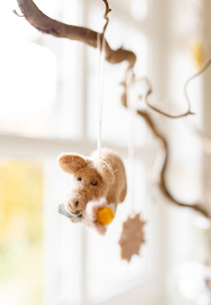 Suspension, feutrine, porcelet avec fleur