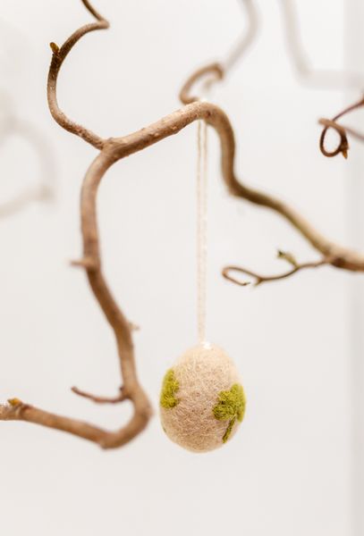 Paashanger, vilt, eitjes met geborduurde bloem, set van 4