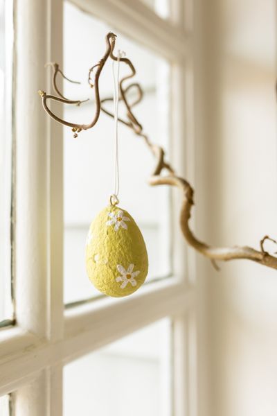 Hanger, katoen maché, groen ei met madeliefjes, 4 x 6 cm