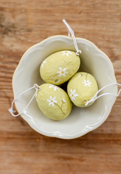 Hanger, katoen maché, groen ei met madeliefjes, 4 x 6 cm