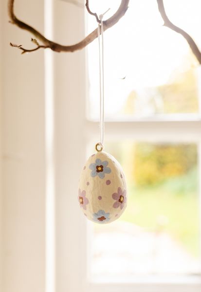 Hanger, katoen maché, wit ei met viooltjes, 4 x 6 cm