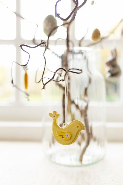 Hanger, katoen maché, geel vogeltje met madelief, 6 x 8 cm