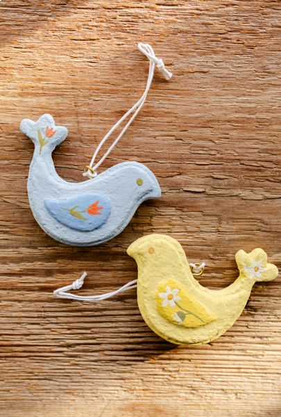 Hanger, katoen maché, geel vogeltje met madelief, 6 x 8 cm