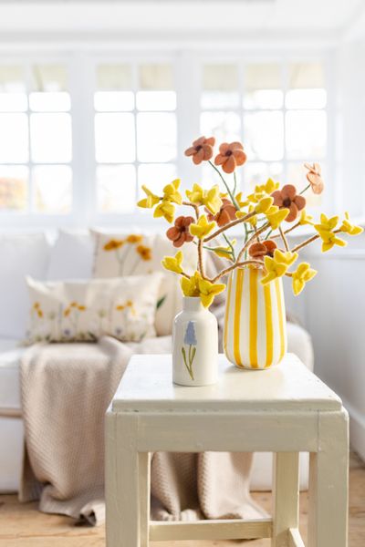 Vases, grès, peints à la main, violette, muscari, pâquerette,  Ø6 x 12,5 cm, lot de 3