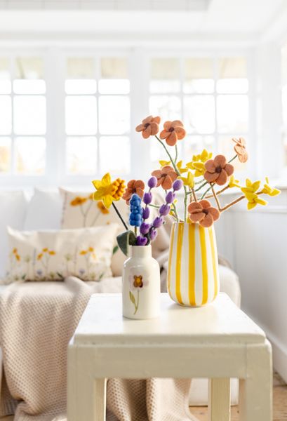 Vase, grès, peint à la main, rayures jaunes,  Ø11 x 17 cm