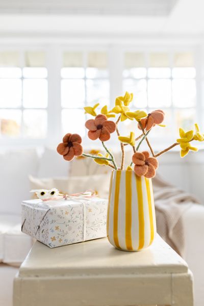 Vase, grès, peint à la main, rayures jaunes,  Ø11 x 17 cm