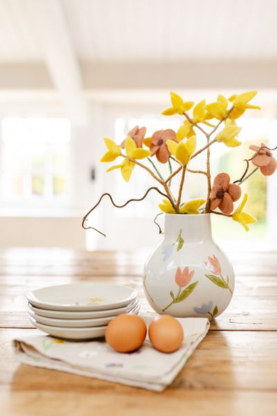 Vaas, steengoed, handbeschilderd, krokussen en tulpen, Ø14 x 16.5 cm