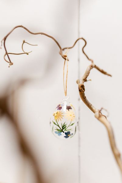 Suspension de Pâques, verre, œuf orné de fleurs peintes à la main
