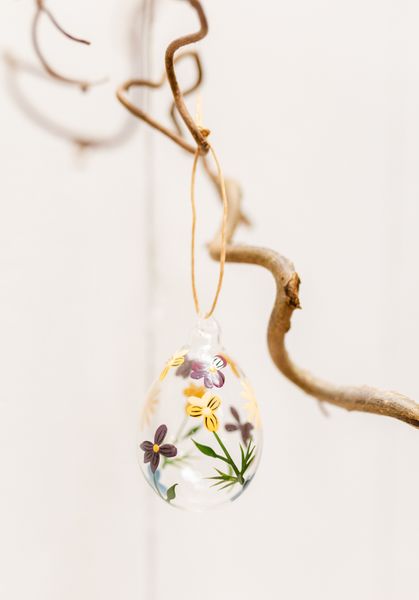 Suspension de Pâques, verre, œuf orné de fleurs peintes à la main