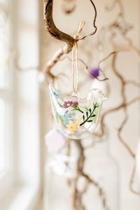 Suspension de Pâques, verre, oiseau orné de fleurs peintes à la main Suspension de Pâques, verre, oiseau orné de fleurs peintes à la main