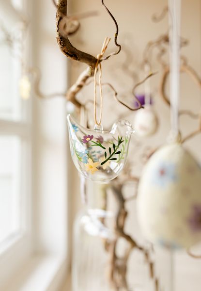 Paashanger, glas, vogel beschilderd met bloemen