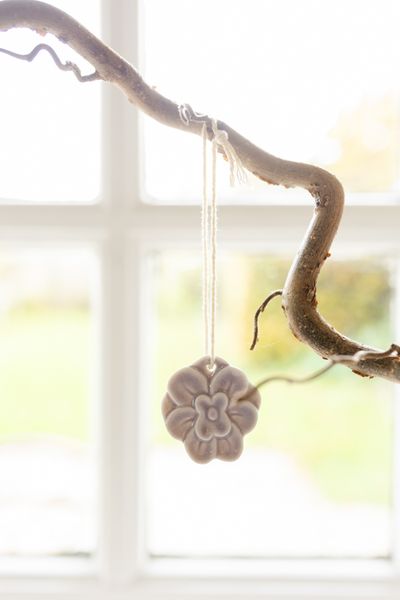 Hanger viooltje, porselein, lila