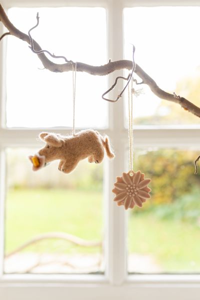 Decoration daisy, porcelain, pink