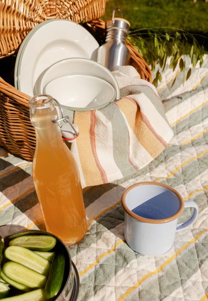 Becher mit Henkel, Emaille, hellblau/braun, Ø8 cm