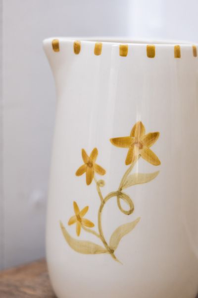 Kan, aardewerk, handbeschilderde bloem, 10 x 20 cm