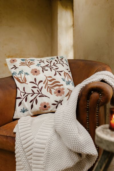 Coussin brodé, velours de coton bio, dahlia, 50 x 50 cm