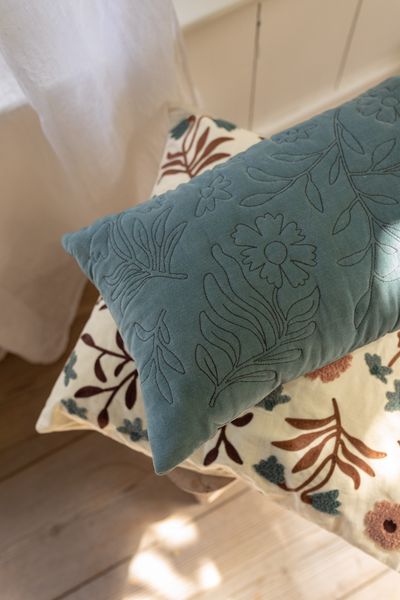 Coussin brodé, velours de coton bio, bleu, 50 x 30 cm