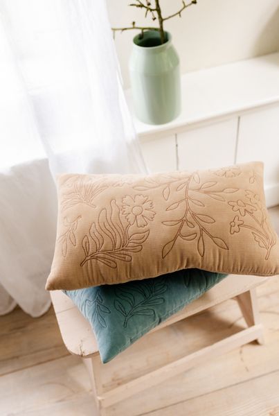Coussin brodé, velours de coton bio, rose, 50 x 30 cm