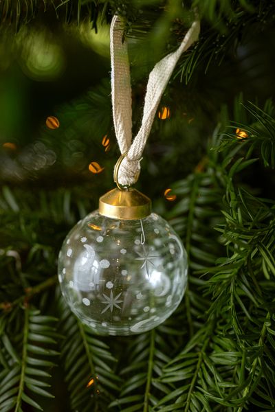 Kerstbal, glas, geëtste maan, sterren en stippen, Ø6,5 cm