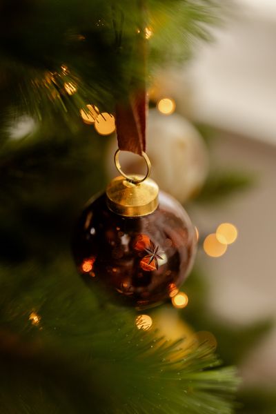 Kerstbal, glas, geëtste maan, sterren en stippen, roodbruin, Ø6 cm