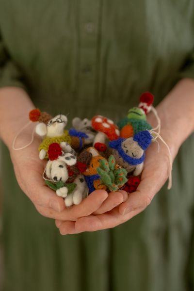 Kersthanger, vilt, muis met nootje in strik