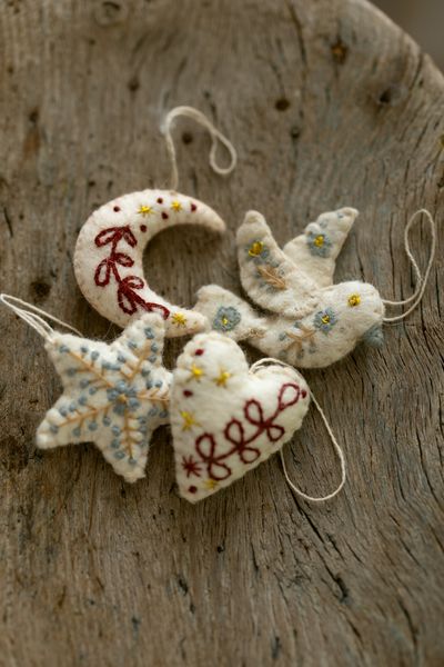Hanger, vilt, witte ster met bloem, geborduurd