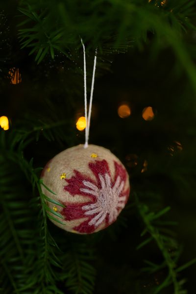 Kerstbal met rode bloem, vilt, zandkleur, Ø6 cm